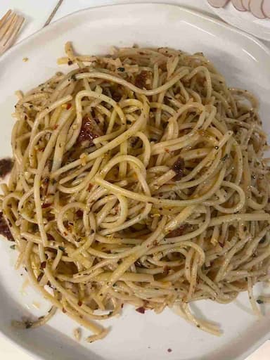 Delicious Spaghetti Aglio e Olio prepared by COOX
