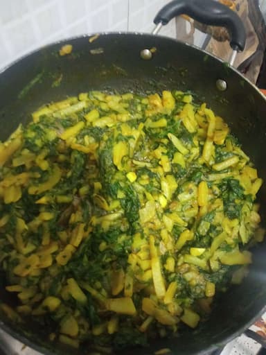 Tasty Palak ka Saag cooked by COOX chefs cooks during occasions parties events at home