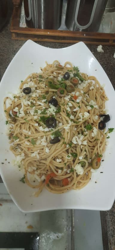 Delicious Spaghetti aglio e olio prepared by COOX