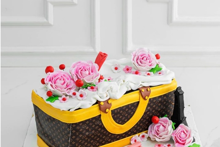 BIRTHDAY PARTY WOMEN CAKE 50