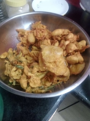 Tasty Mix Pakode cooked by COOX chefs cooks during occasions parties events at home