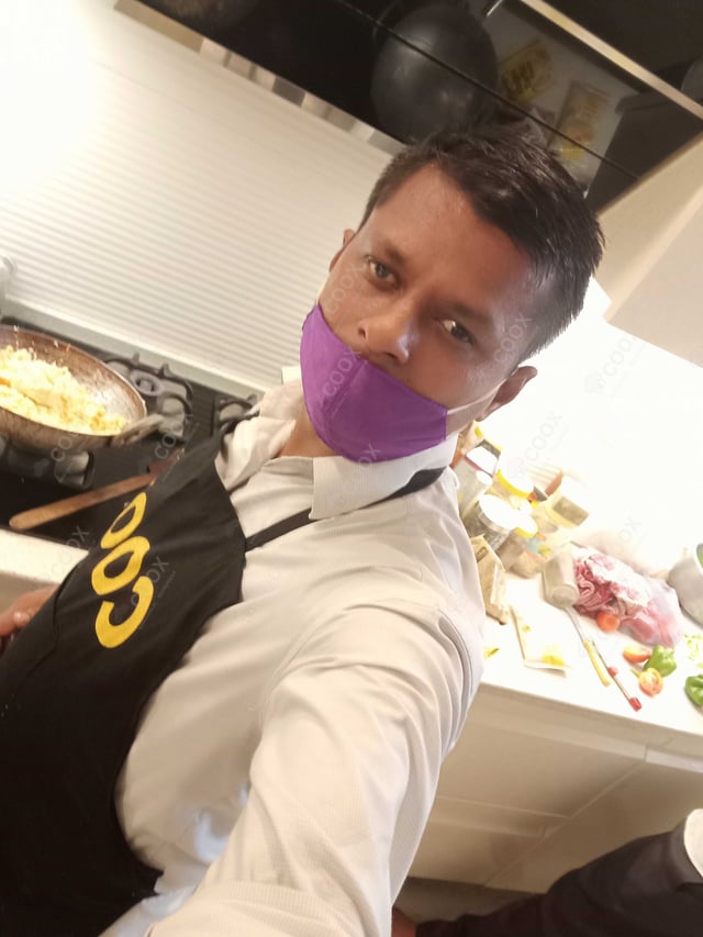 Chef from COOX at bookings. Professional cooks chefs at home