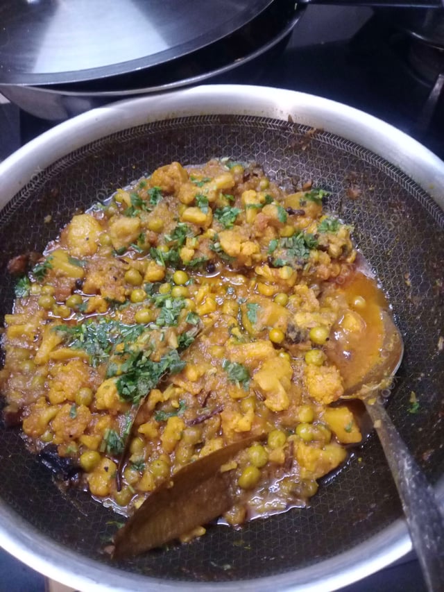 Tasty Gobhi Matar cooked by COOX chefs cooks during occasions parties events at home