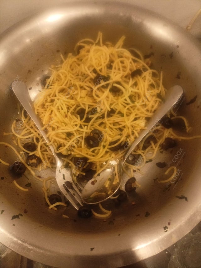 Delicious Spaghetti Aglio e Olio prepared by COOX