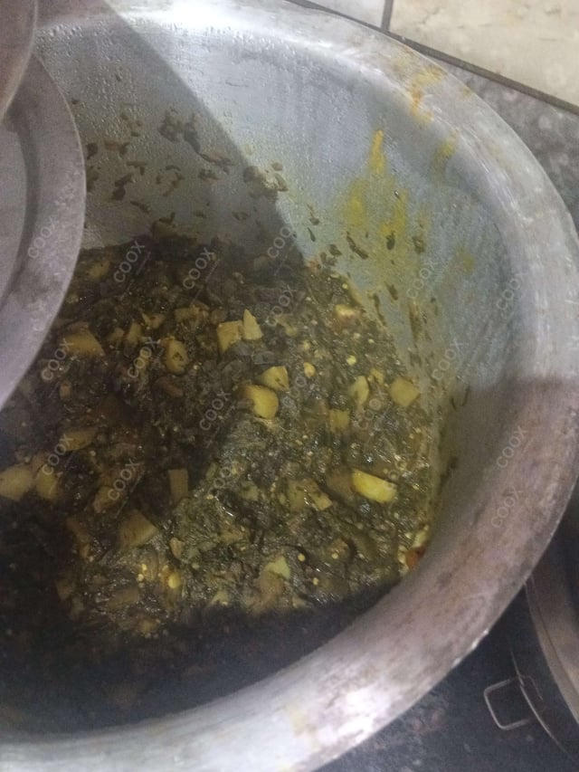 Tasty Palak ka Saag cooked by COOX chefs cooks during occasions parties events at home