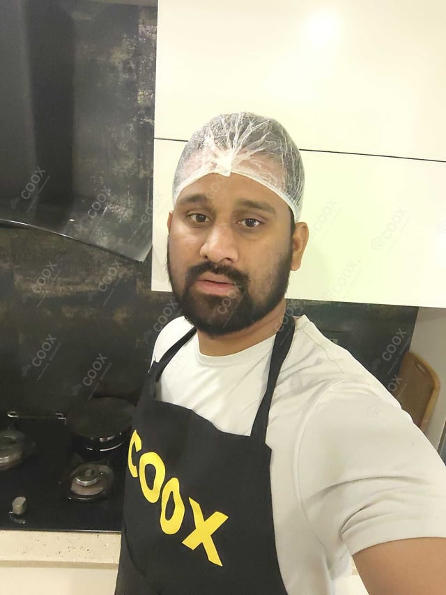 Chef from COOX at bookings. Professional cooks chefs at home