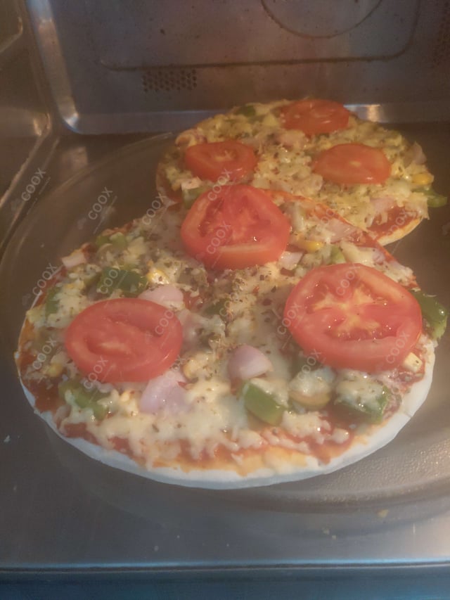 Tasty Pizza Sauce cooked by COOX chefs cooks during occasions parties events at home