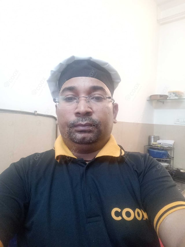 Chef from COOX at bookings. Professional cooks chefs at home