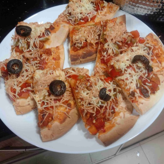 Tasty Chicken Pizza cooked by COOX chefs cooks during occasions parties events at home