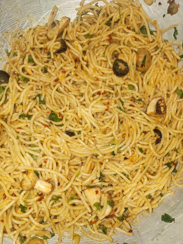 Tasty Spaghetti Aglio e Olio cooked by COOX chefs cooks during occasions parties events at home
