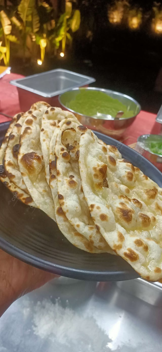 Tasty Naan (Butter / Garlic) cooked by COOX chefs cooks during occasions parties events at home
