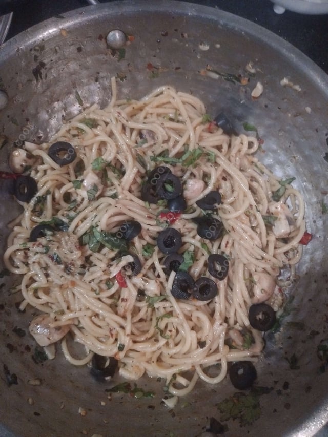 Delicious Spaghetti Aglio e Olio prepared by COOX
