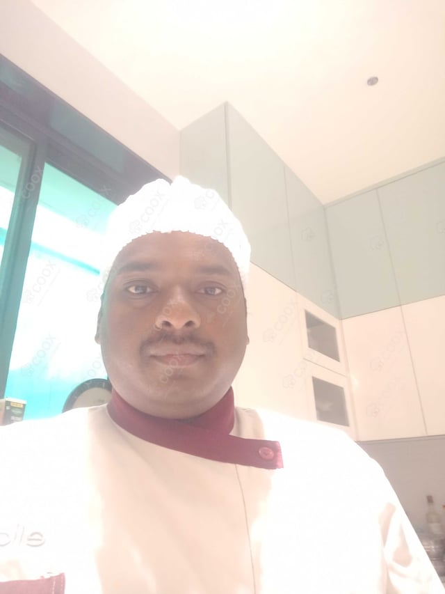 Chef from COOX at bookings. Professional cooks chefs at home