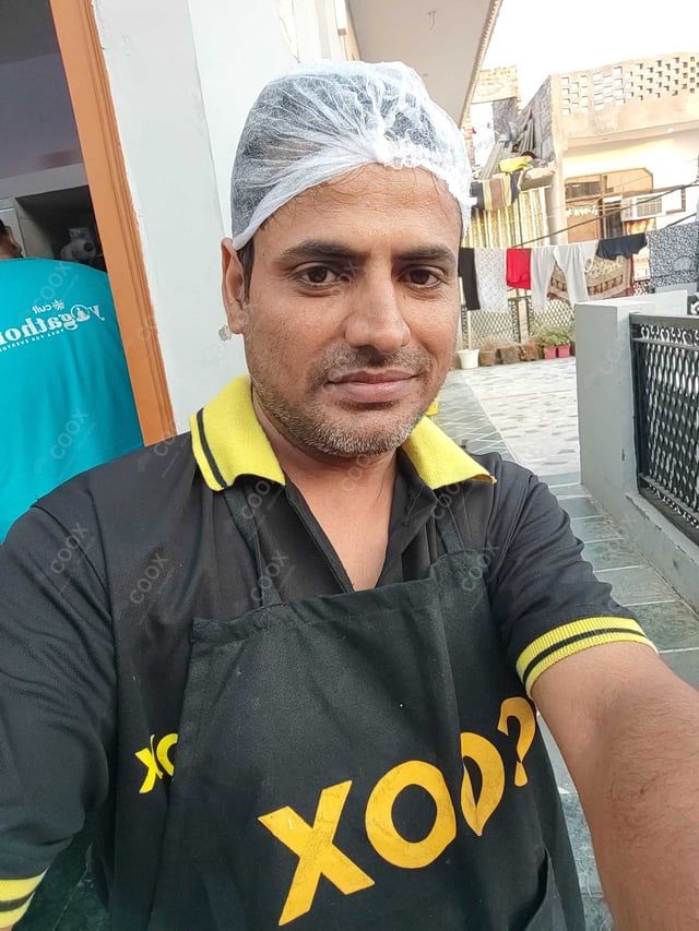 Chef from COOX at bookings. Professional cooks chefs at home