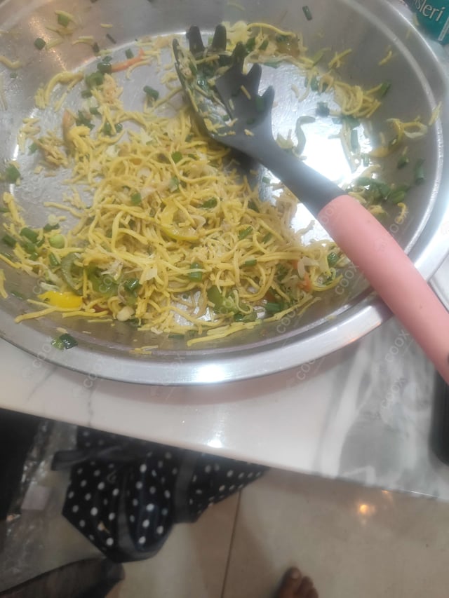 Delicious Veg Hakka Noodles prepared by COOX