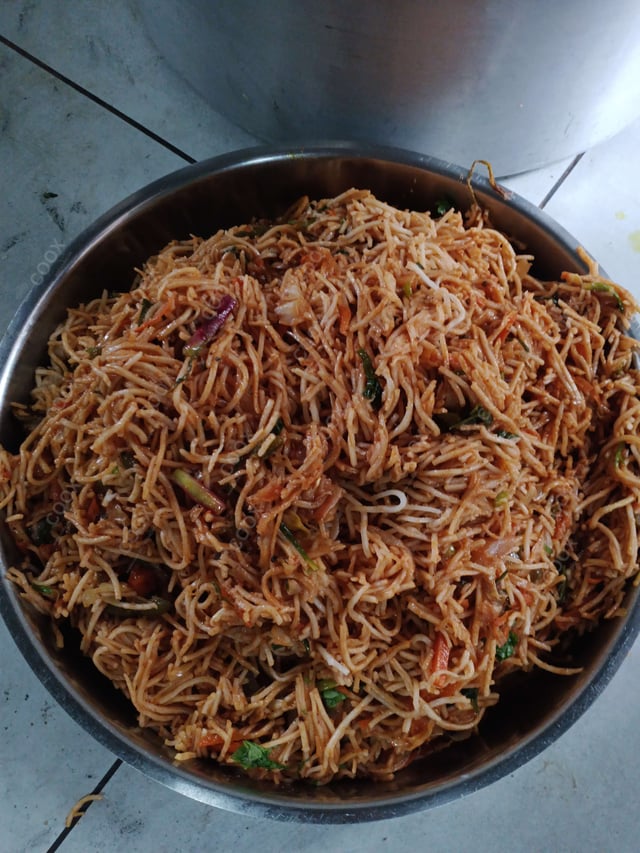Delicious Veg Hakka Noodles prepared by COOX
