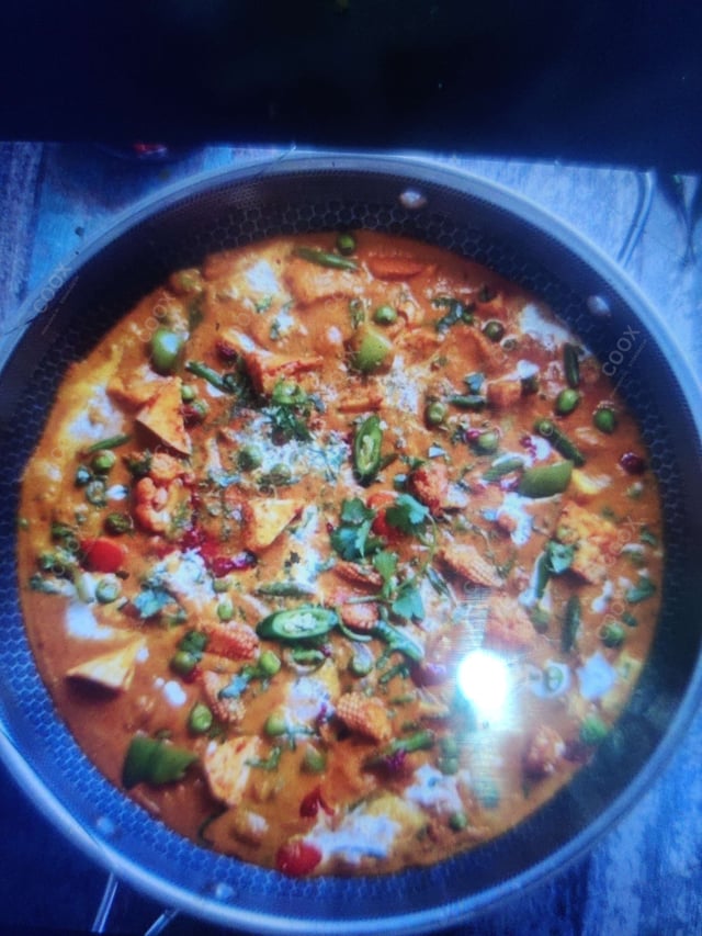 Delicious Vegetable Makhani prepared by COOX