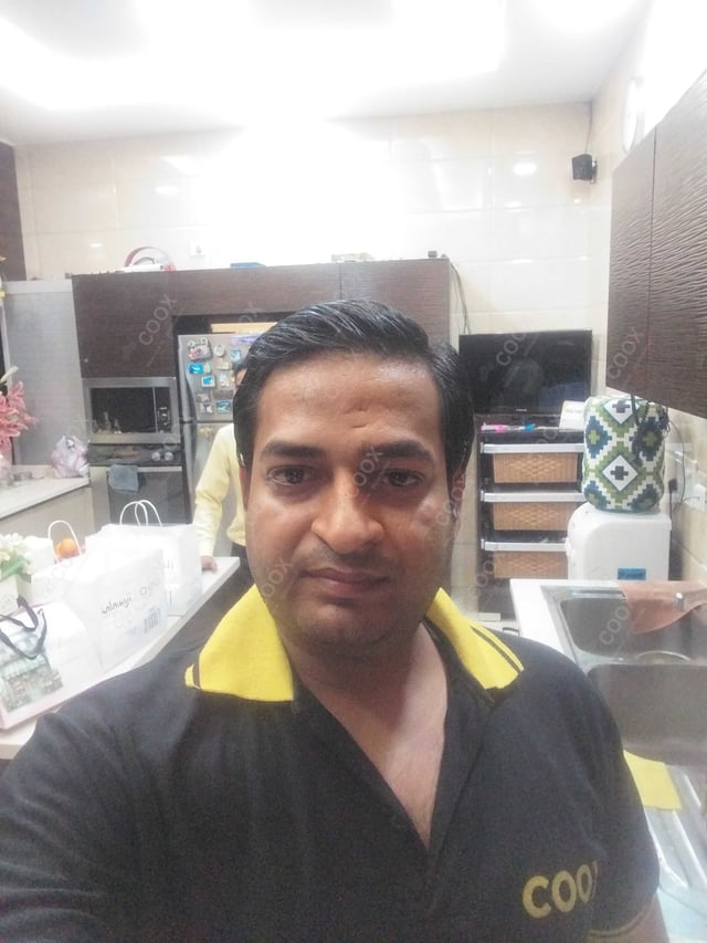 Chef from COOX at bookings. Professional cooks chefs at home