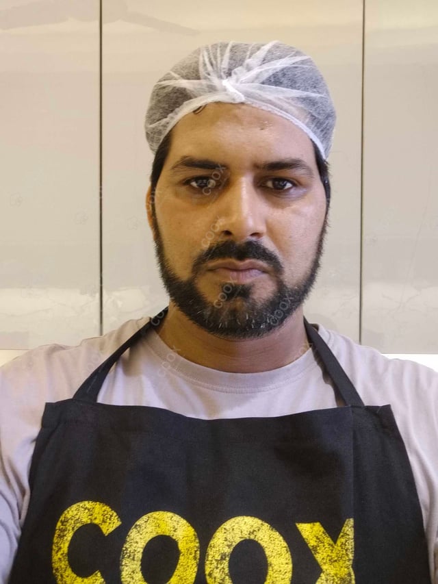 Chef from COOX at bookings. Professional cooks chefs at home