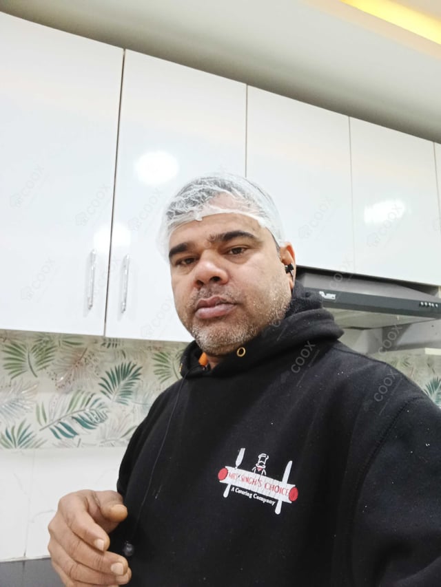 Chef from COOX at bookings. Professional cooks chefs at home