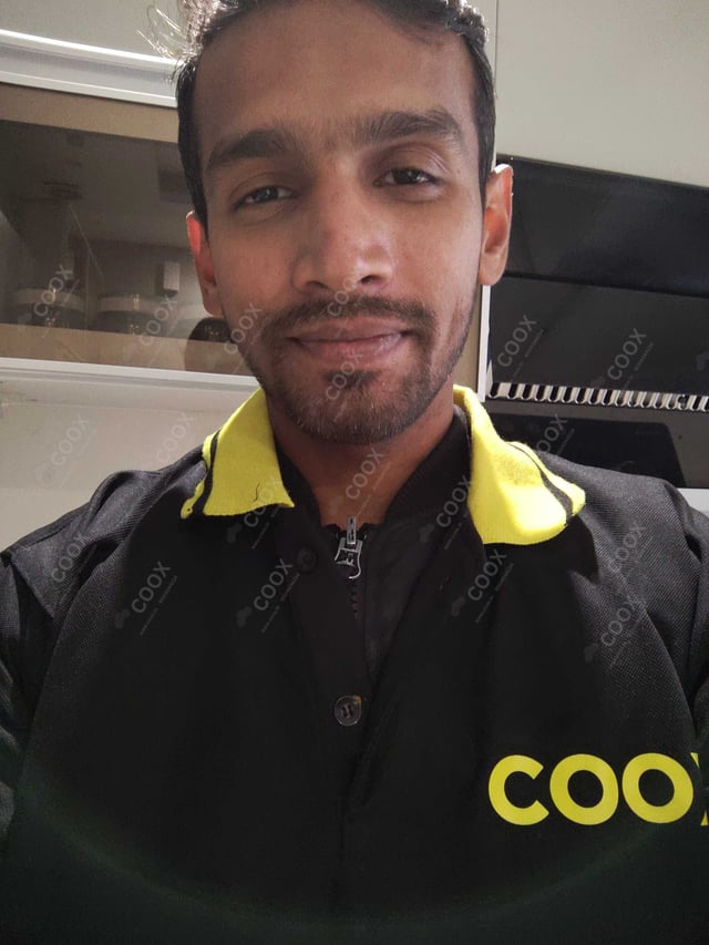 Chef from COOX at bookings. Professional cooks chefs at home