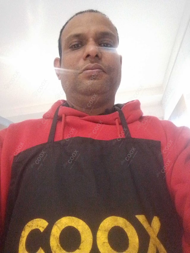 Chef from COOX at bookings. Professional cooks chefs at home