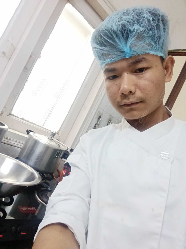Chef from COOX at bookings. Professional cooks chefs at home