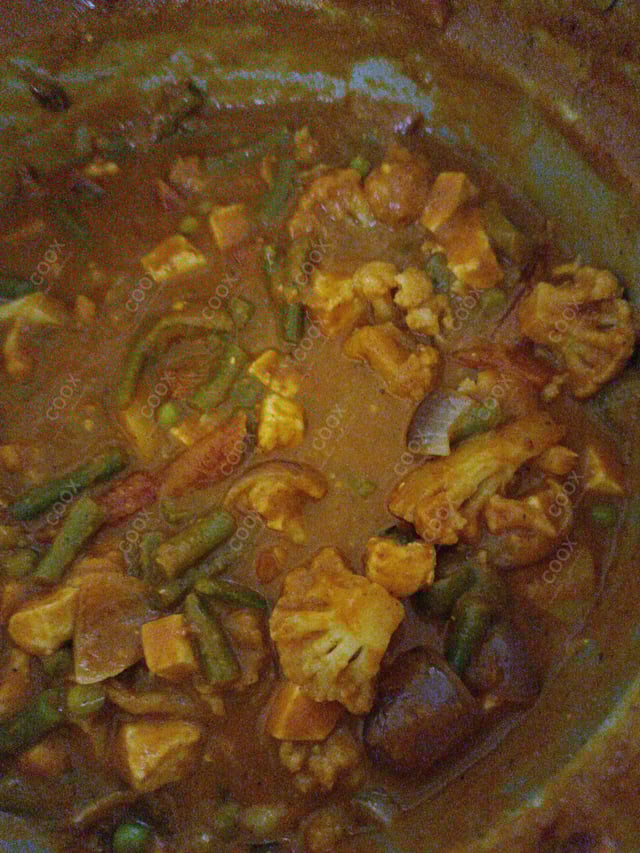 Delicious Vegetable Makhani prepared by COOX
